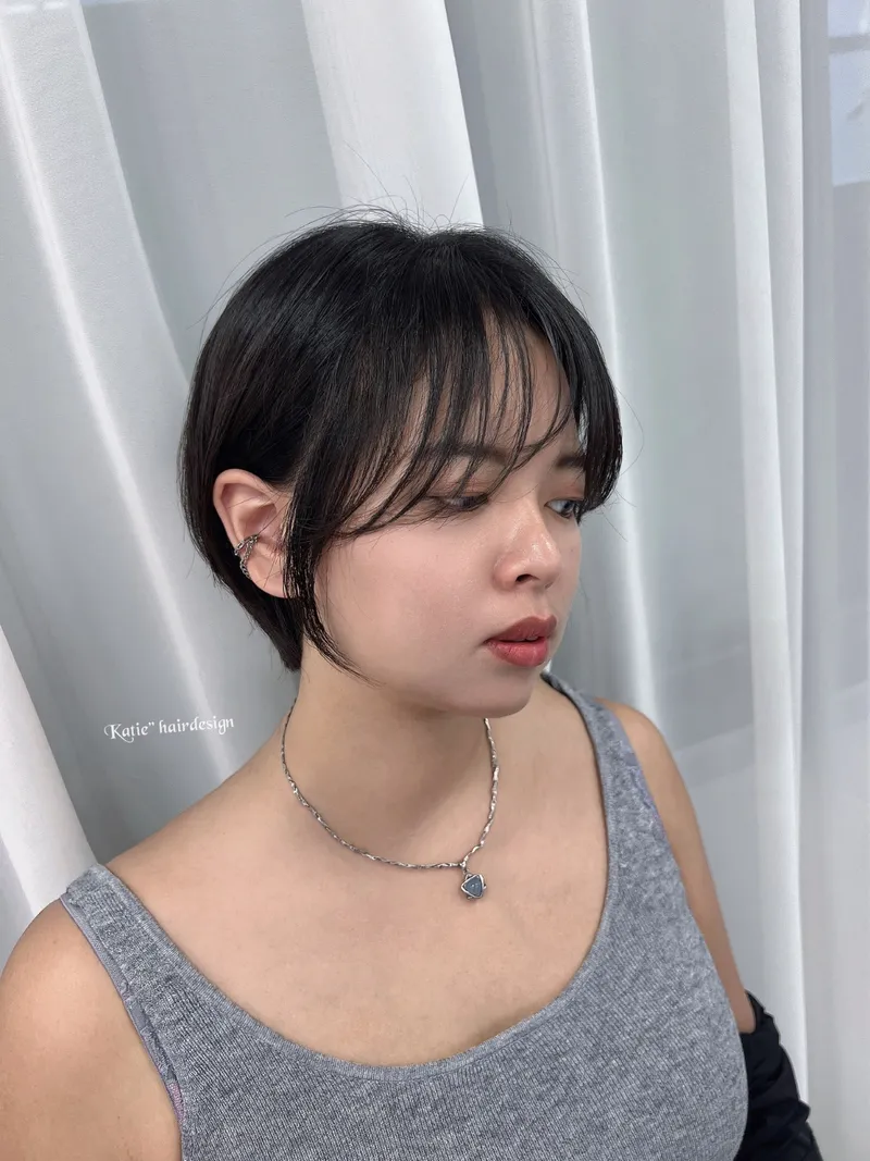 女生韓系短髮｜黑色空氣瀏海俐落層次｜Katie 凱蒂｜TiAM 中壢中平店