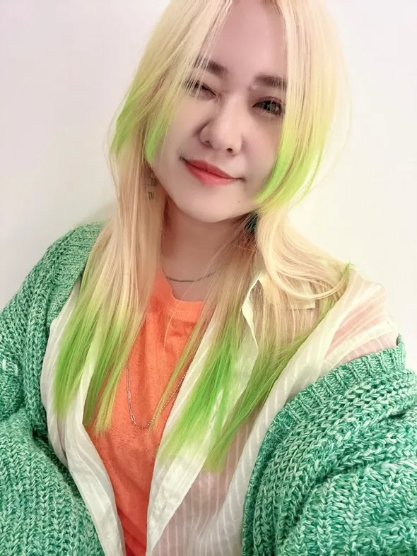 草綠挑染漂髮｜長髮亮色特殊色設計｜Vida你的髮型小教母｜TiAM 中壢中正店
