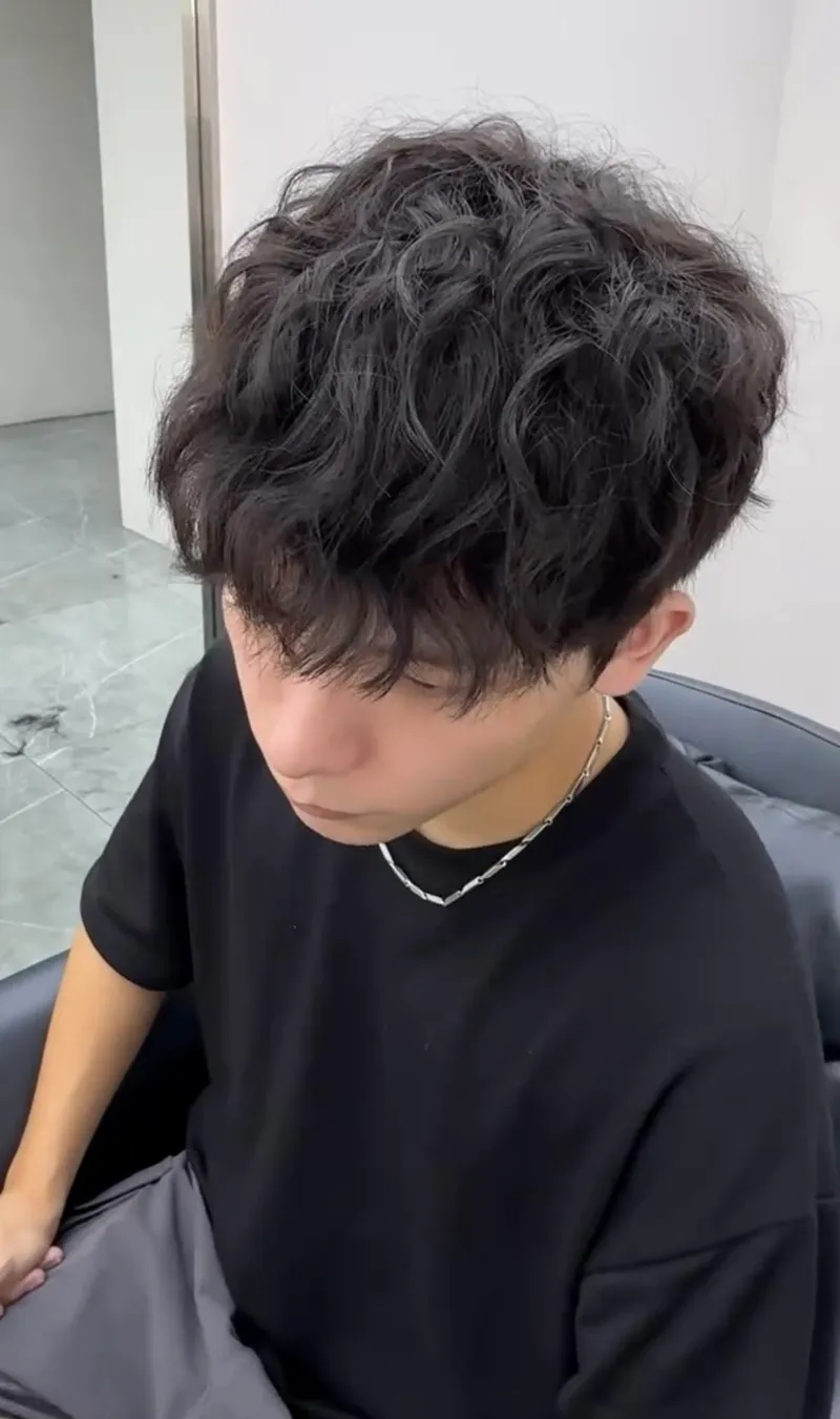 男生俐落短髮｜黑髮清爽質感造型｜Vida你的髮型小教母｜TiAM 中壢中正店