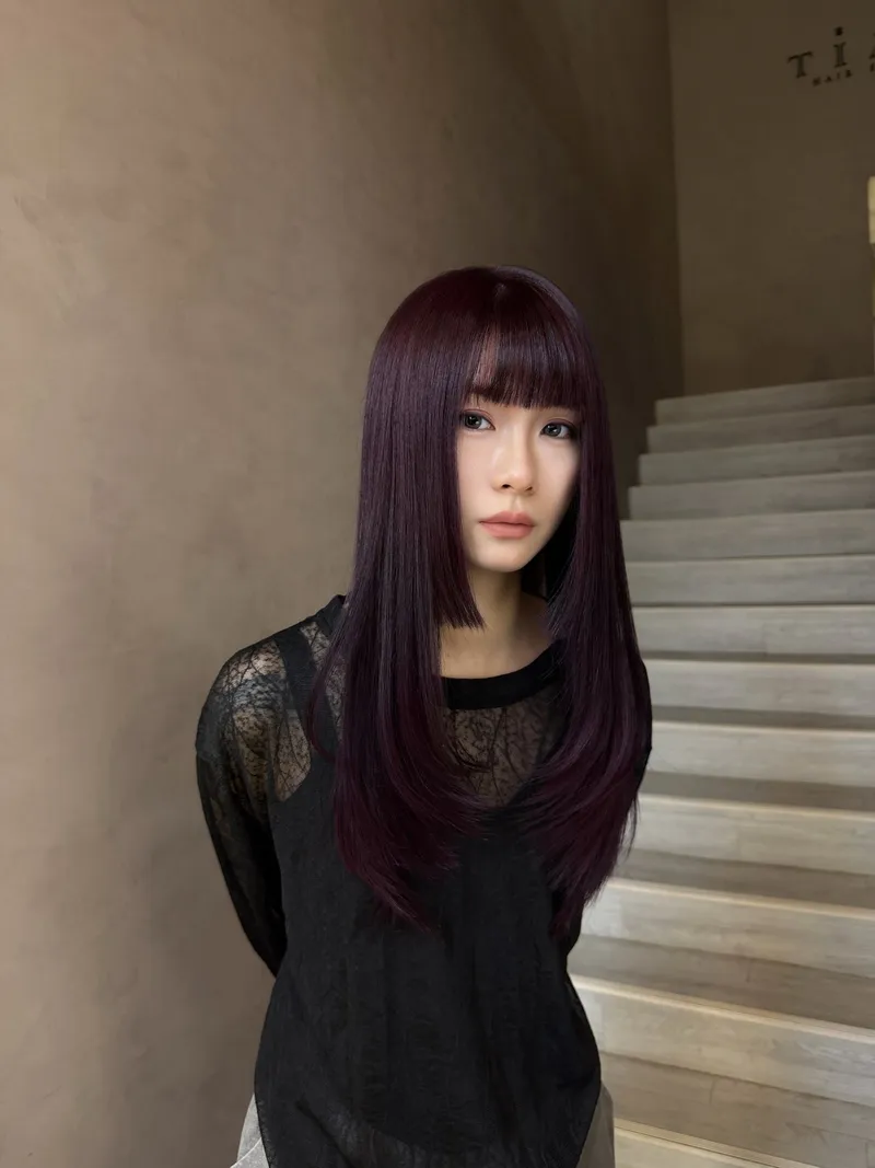酒紅特殊色長直髮｜修顏瀏海質感染女生｜Nini｜TiAM 中壢中平店