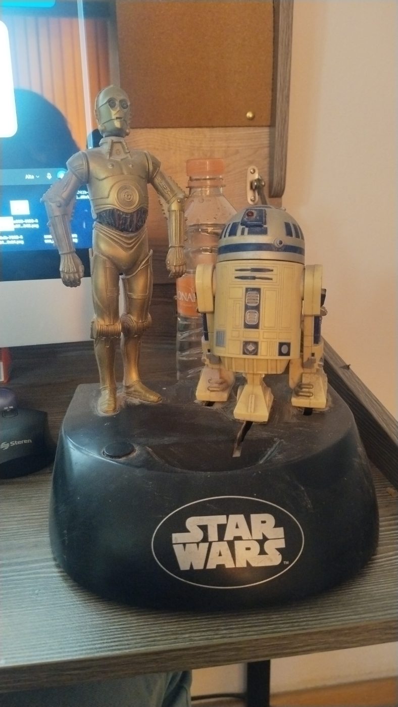 Figura Star Wars C-3PO y R2-D2 con base