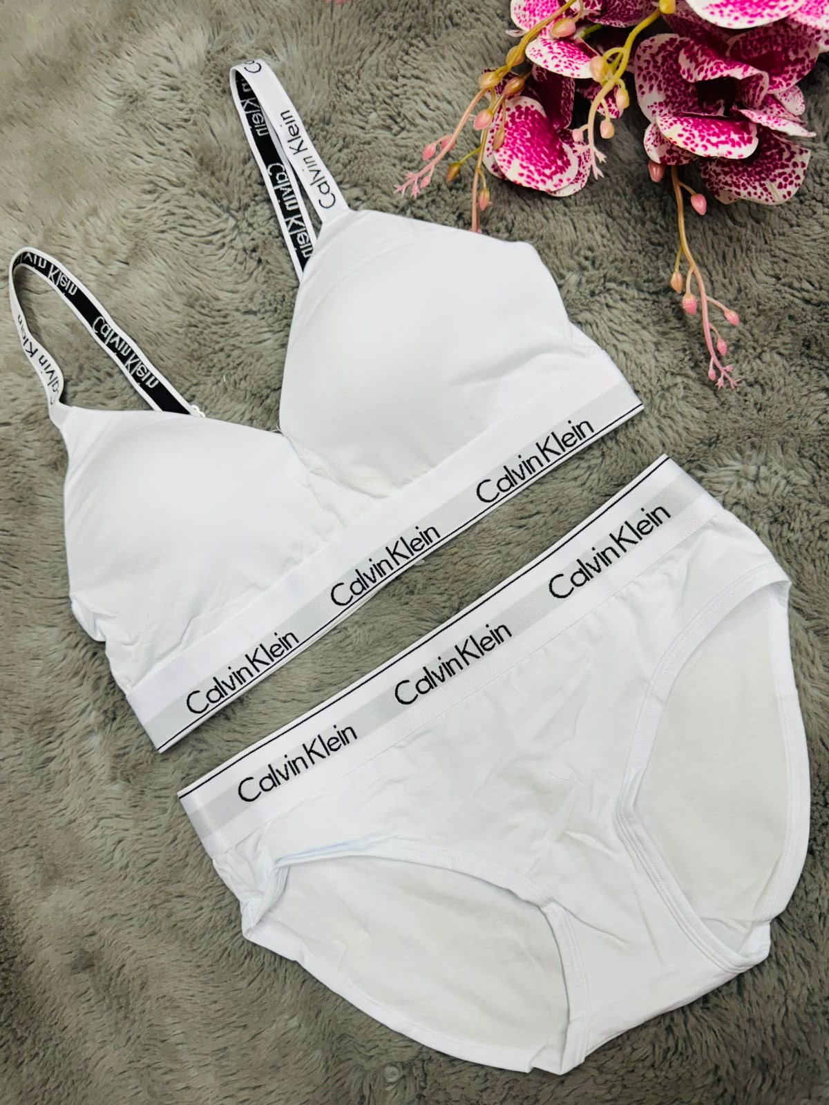 Conjunto de bralette y pantaleta Calvin Klein blanco