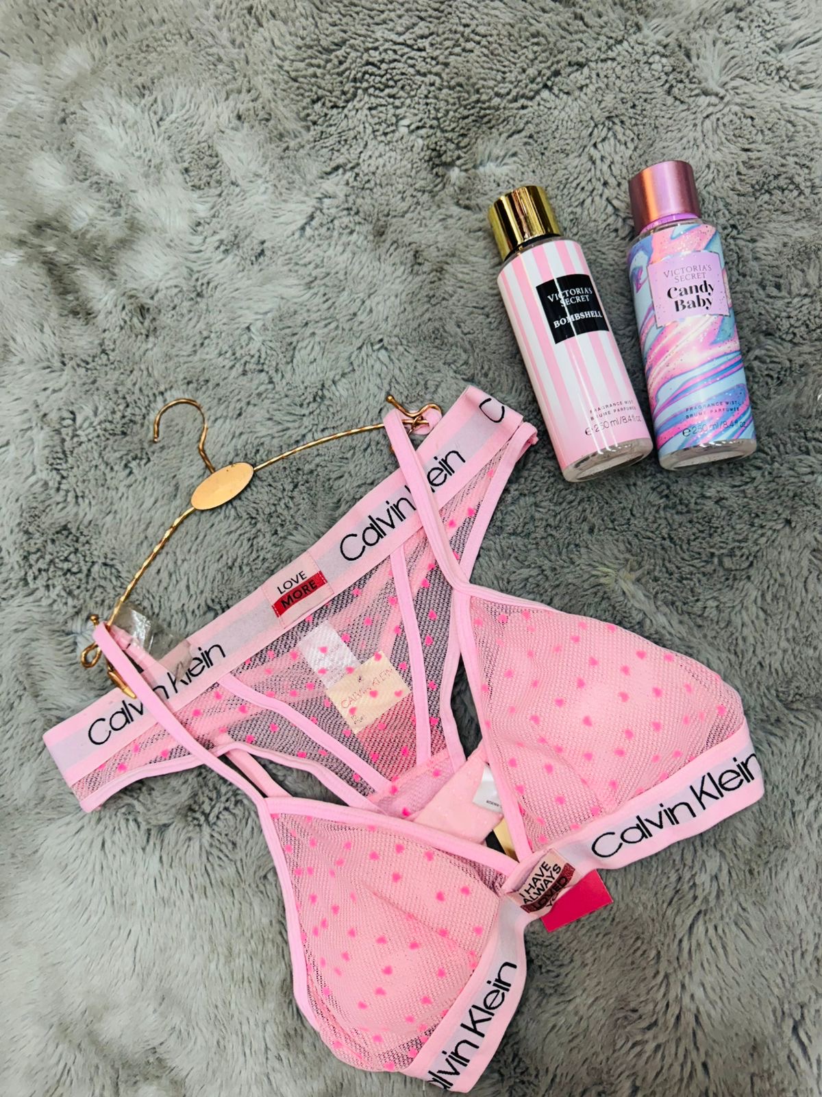 Conjunto de lencería Calvin Klein rosa con corazones