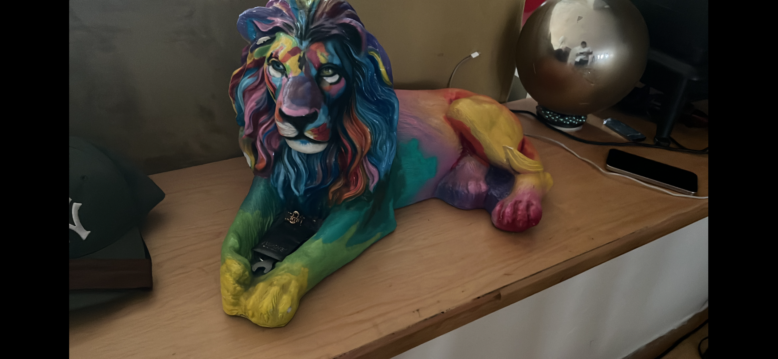 Figura de león de yeso pintado a mano multicolor