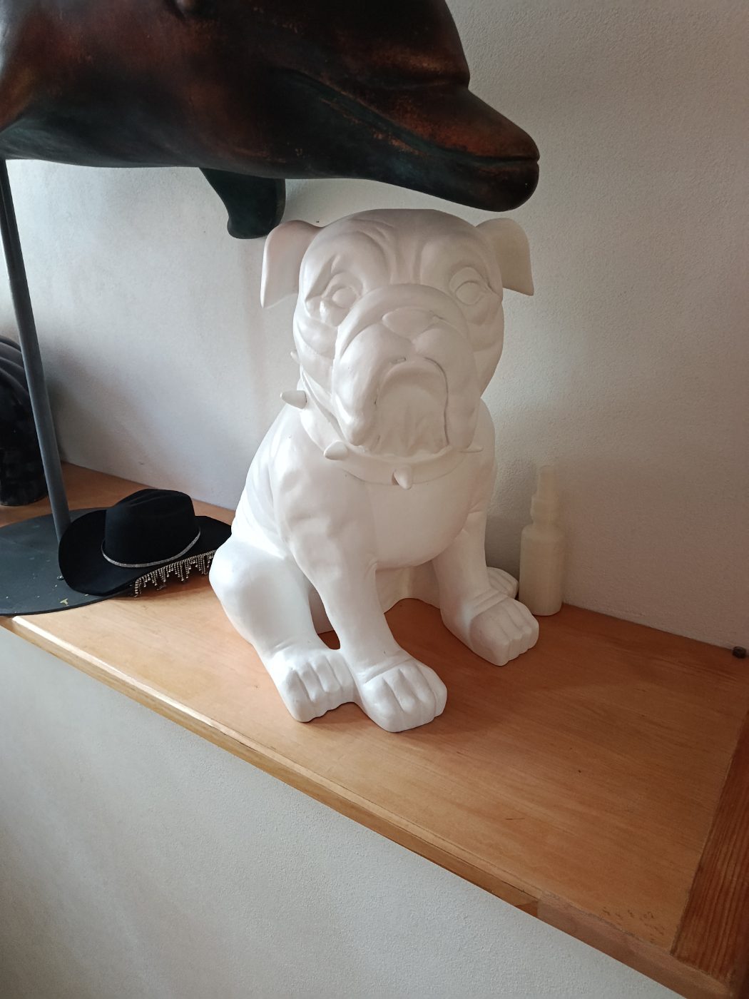 Figura decorativa de perro bulldog blanco