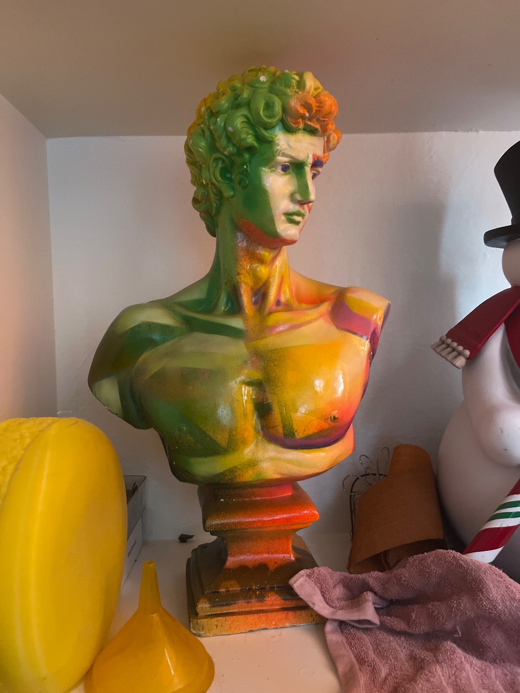 Busto del David pintado a mano estilo grafiti