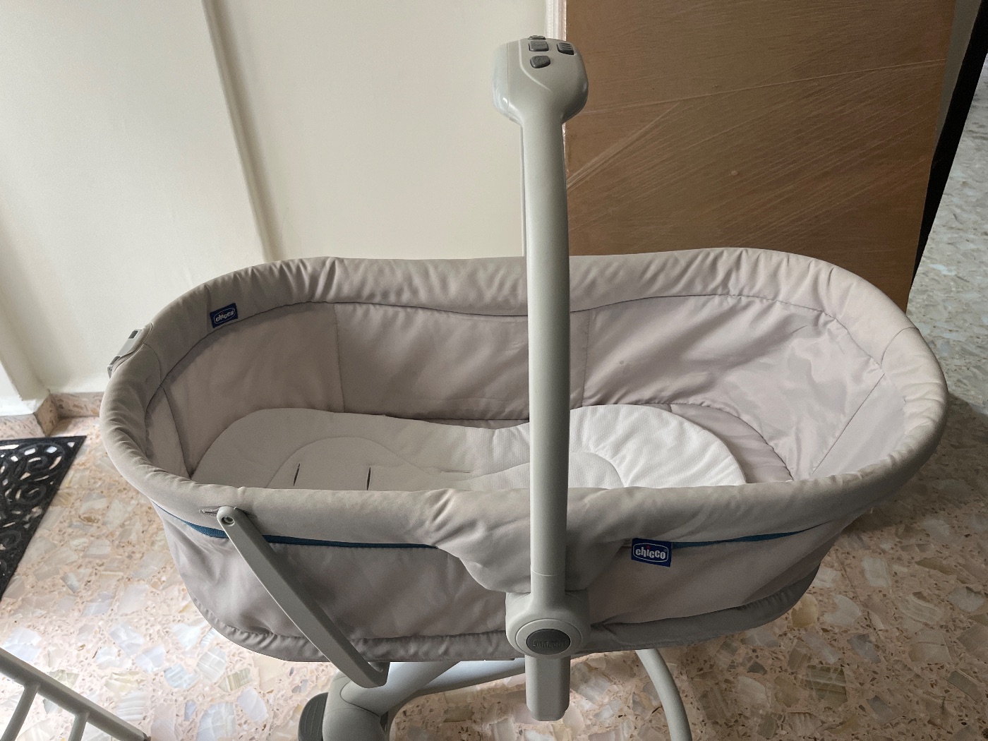 Moisés cuna Chicco color beige con base