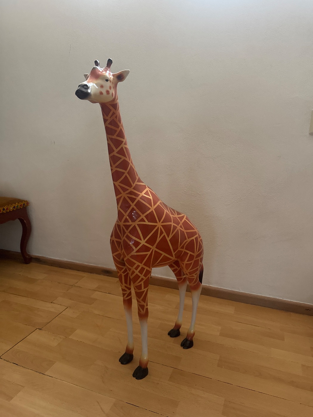 Jirafa decorativa grande de fibra de vidrio
