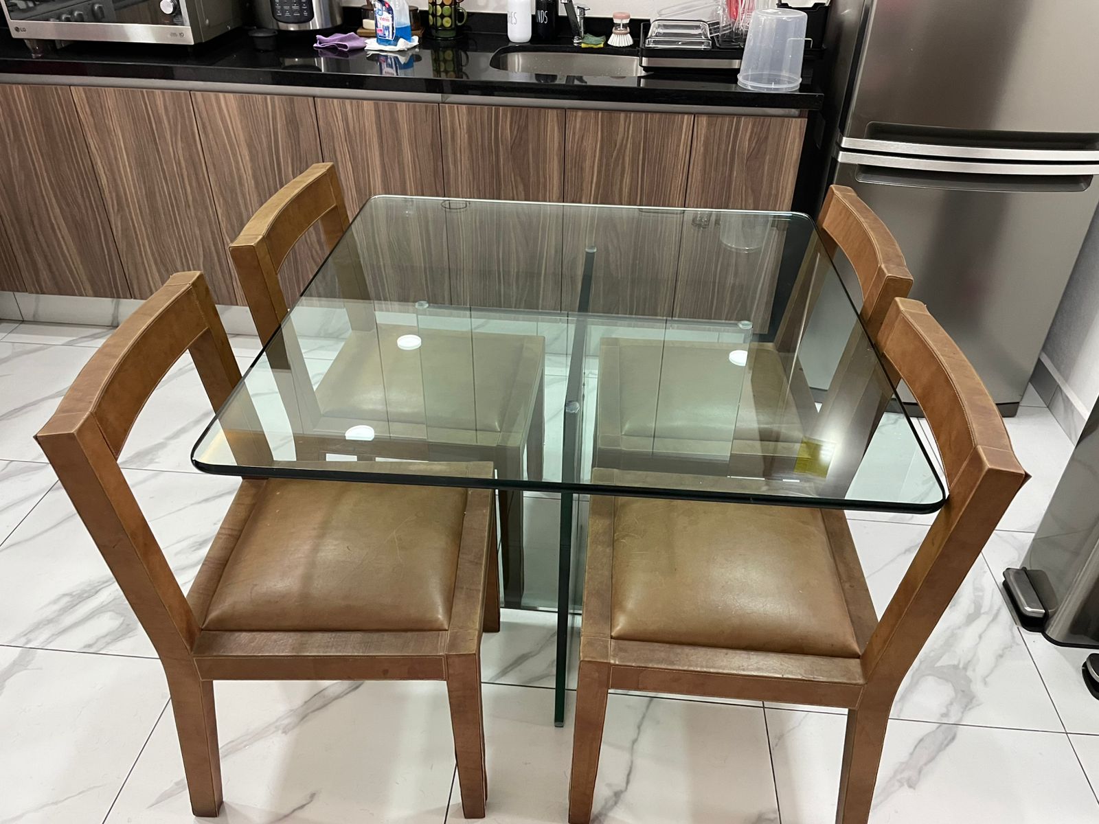 Comedor cuadrado de cristal con 4 sillas de madera fina 