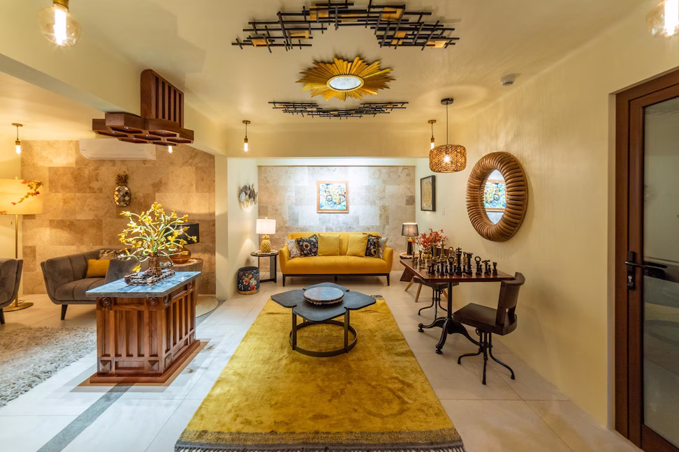 Lounge with chess and seating at Sibu Boutique Hotel in Monteverde