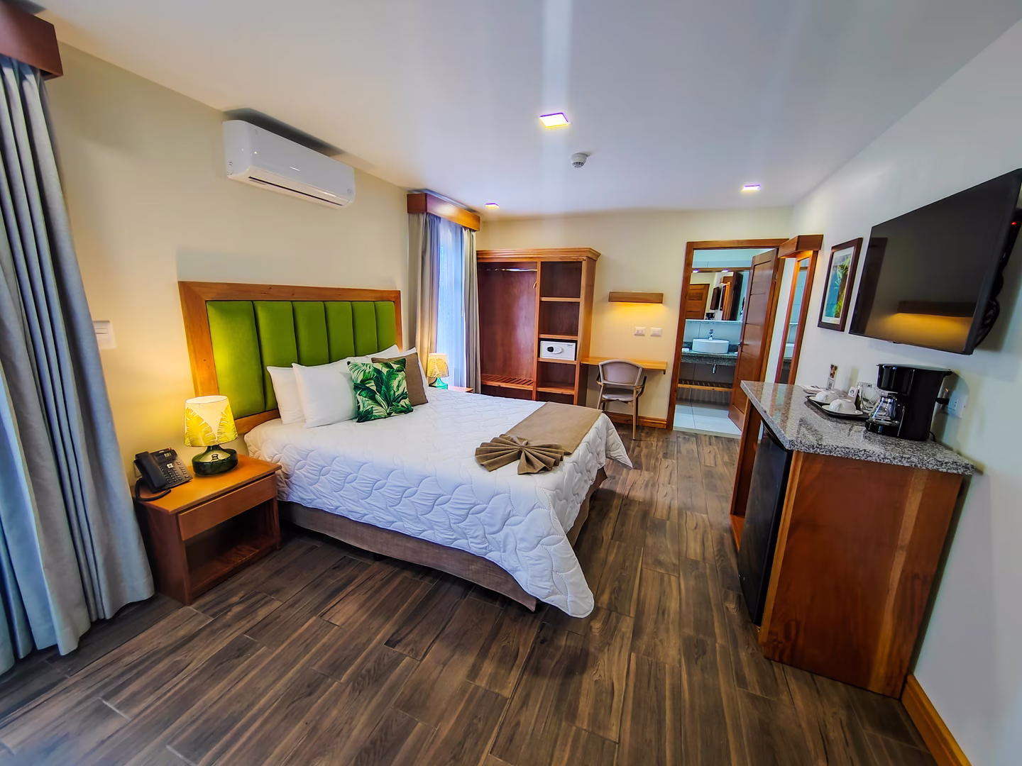 Forest Superior Room with a queen bed at Sibu Boutique Hotel in Monteverde, Costa Rica, featuring a comfortable setting