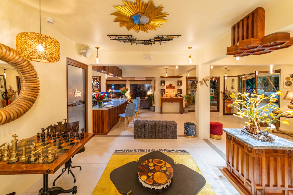 Lobby lounge with front desk at Sibu Boutique Hotel in Monteverde