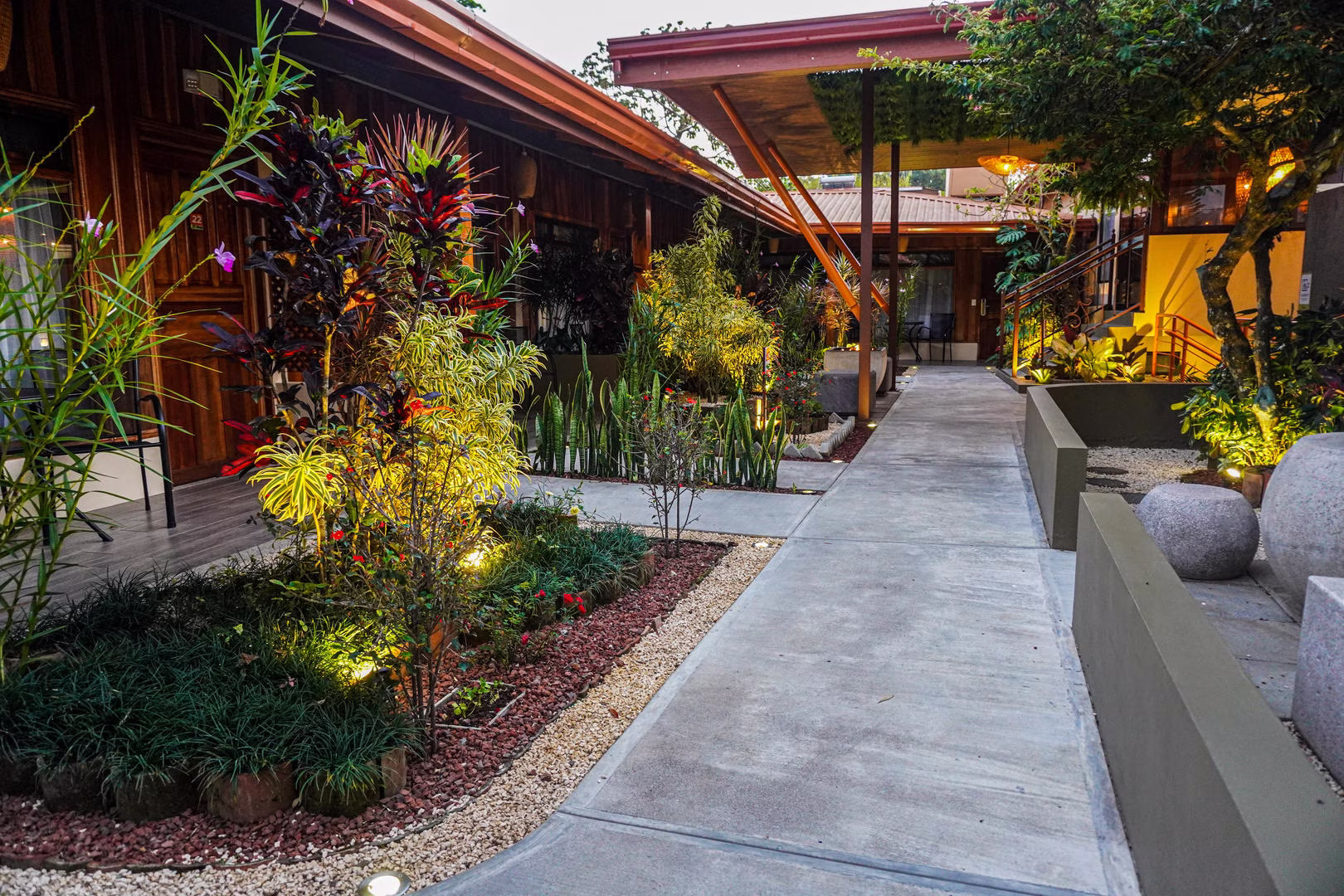 Walkways leading to rooms at Sibu Boutique Hotel in Monteverde