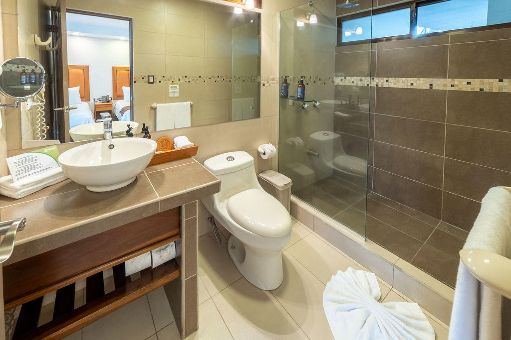 Contemporary style bathroom in Quetzal Room at Hotel & Spa Poco a Poco, Monteverde