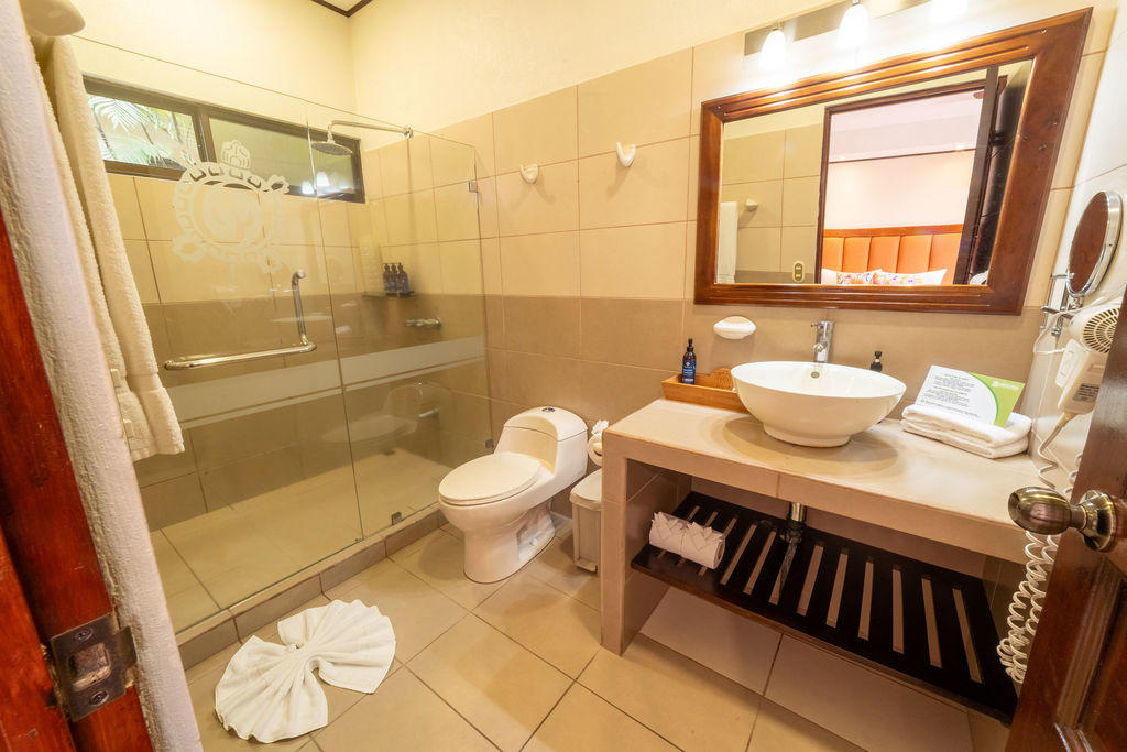 Luxurious bathroom in Bromelia Room with modern design and elegant finishes at Hotel & Spa Poco a Poco, Monteverde