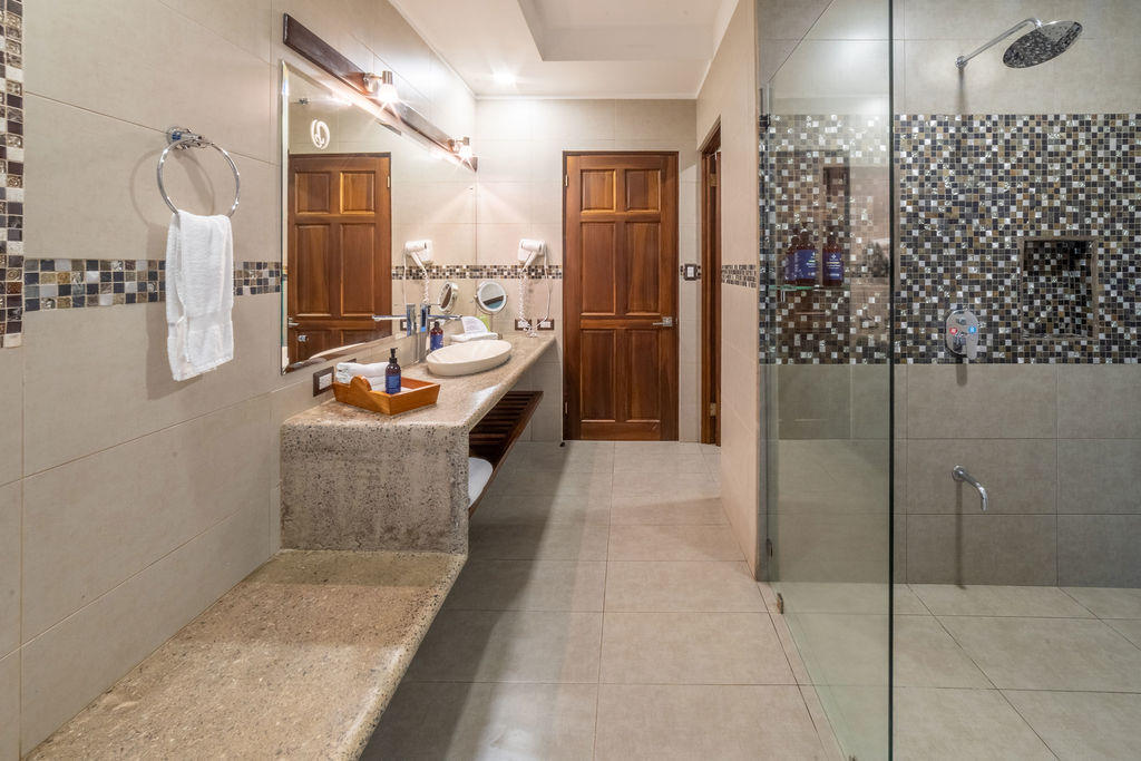 Spacious contemporary stone style bathroom in Forest Deluxe with Jacuzzi at Hotel & Spa Poco a Poco, Monteverde