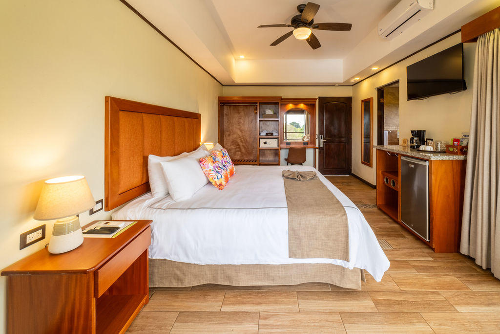 Quetzal Room with a king bed and cozy interior design at Hotel & Spa Poco a Poco, Monteverde