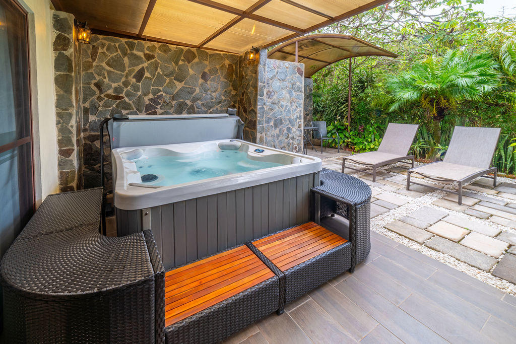 Alternate angle of the jacuzzi area with sun loungers in the background at Garden Superior with Jacuzzi, Hotel & Spa Poco a Poco, Monteverde