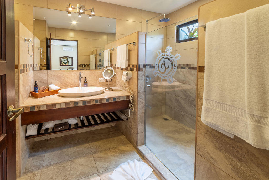 Luxurious bathroom with glass door in Garden Superior with Jacuzzi at Hotel & Spa Poco a Poco, Monteverde