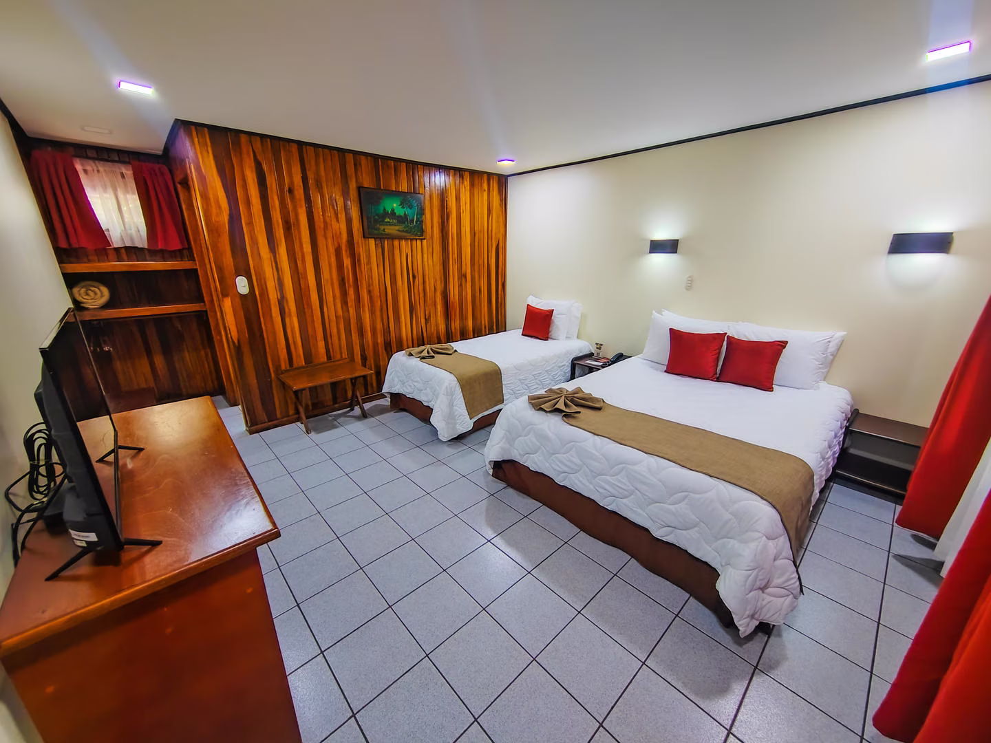 Classic room with one queen bed and one single bed at Monteverde Country Lodge in Monteverde