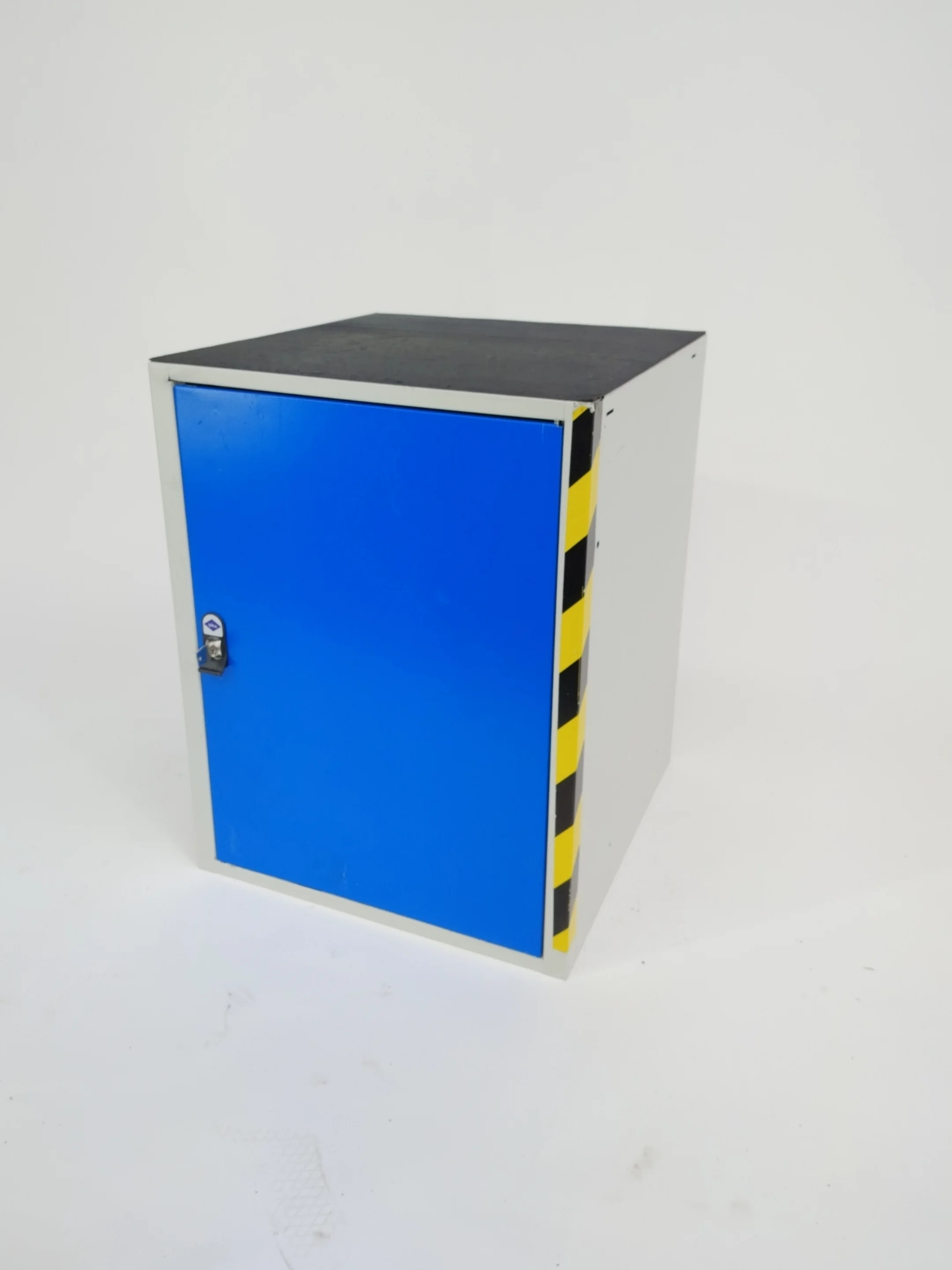 Blika opbevaringsskab m. hylder