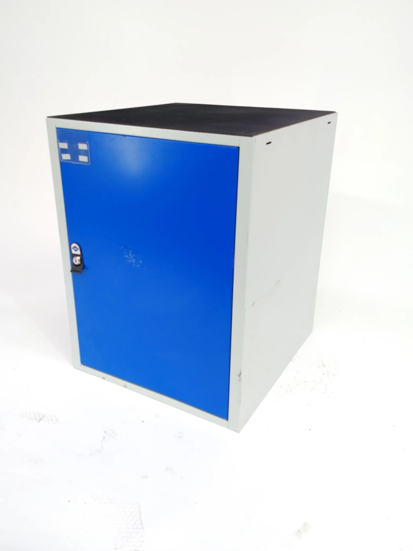 Blika opbevaringsskab m. hylde