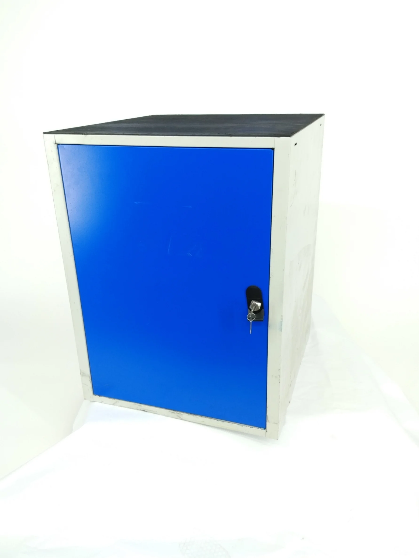 Blika opbevaringsskab m. hylder