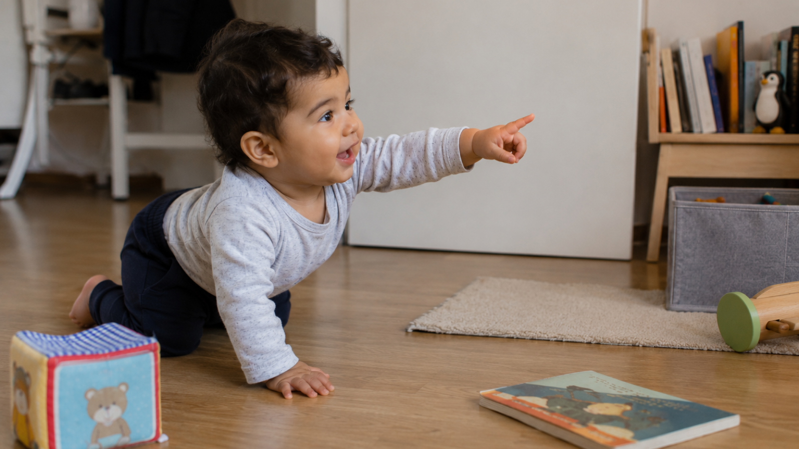 چهار دست و پا رفتن، اشاره کردن و درک بهتر دنیا