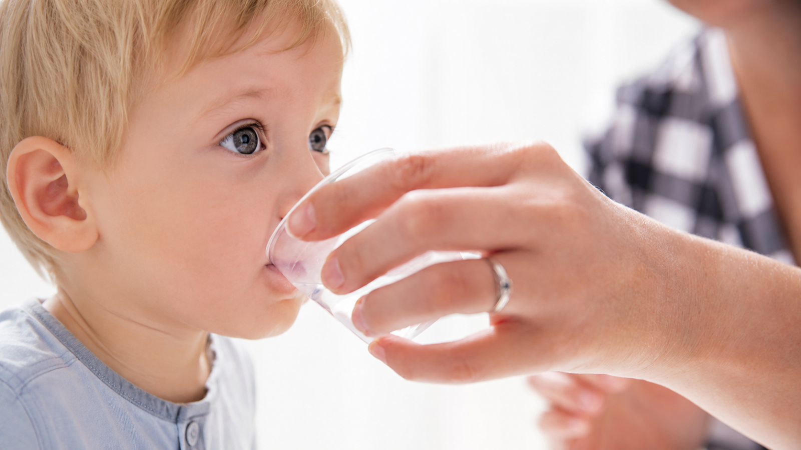Mon enfant boit soudainement beaucoup moins : Comment reconnaître une déshydratation