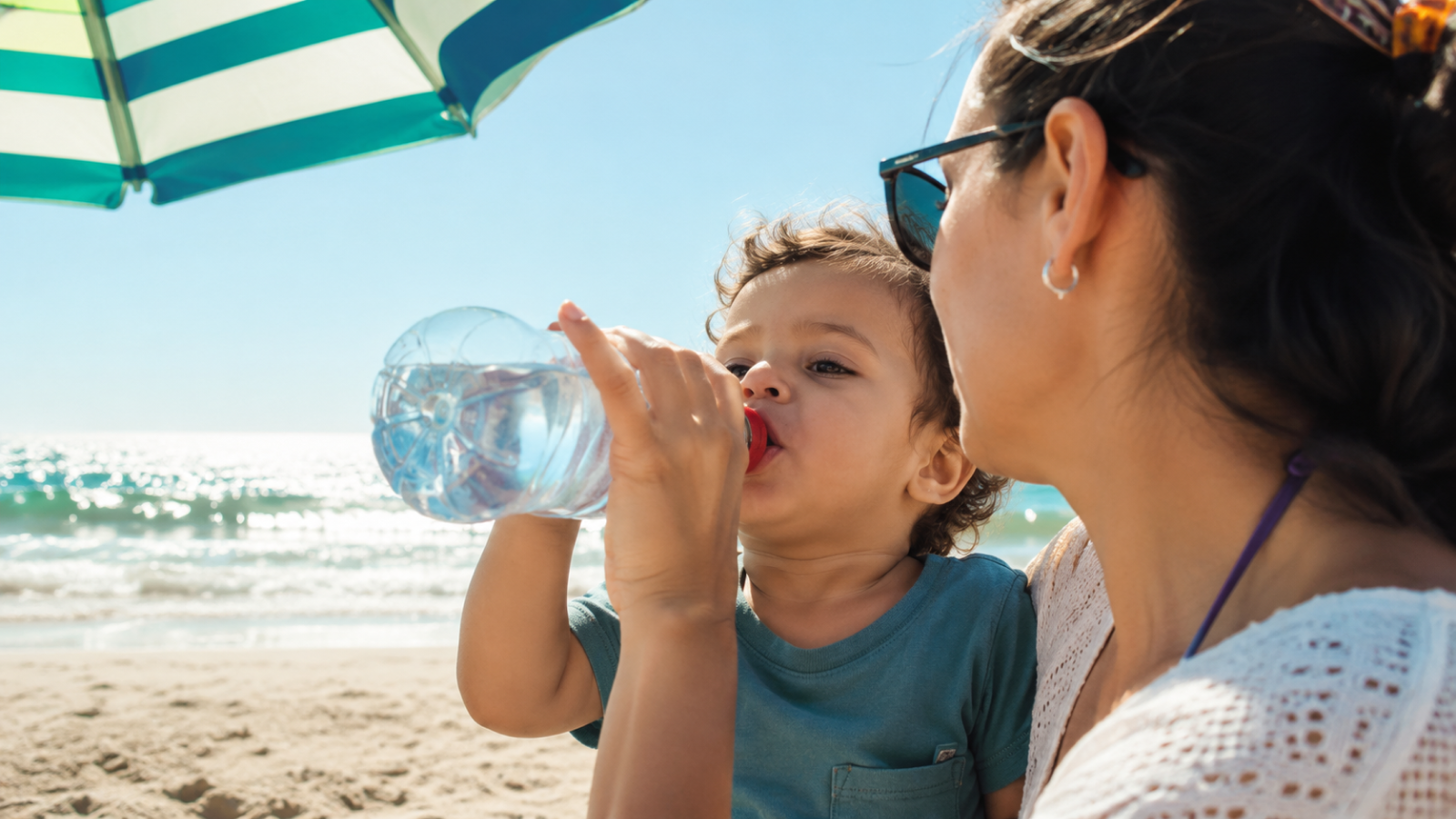 Boire par temps chaud : Quelle quantité de liquide les bébés et jeunes enfants ont-ils besoin ?