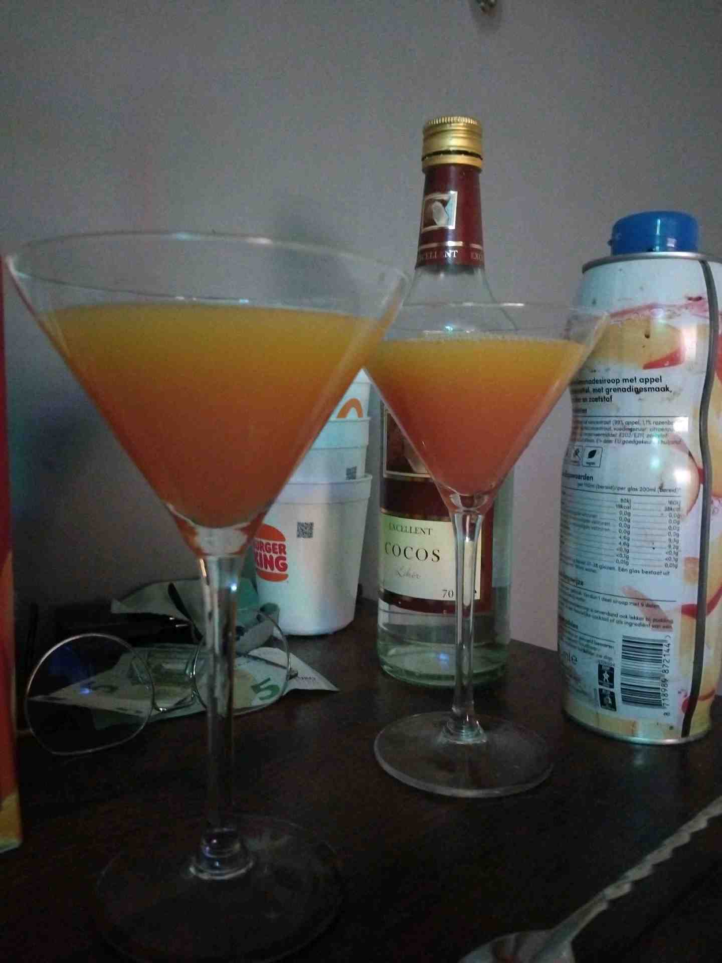 Community photo of a Tequila Sunrise cocktail: In plaats van tequila, hebben we kokos likeur gebruikt!