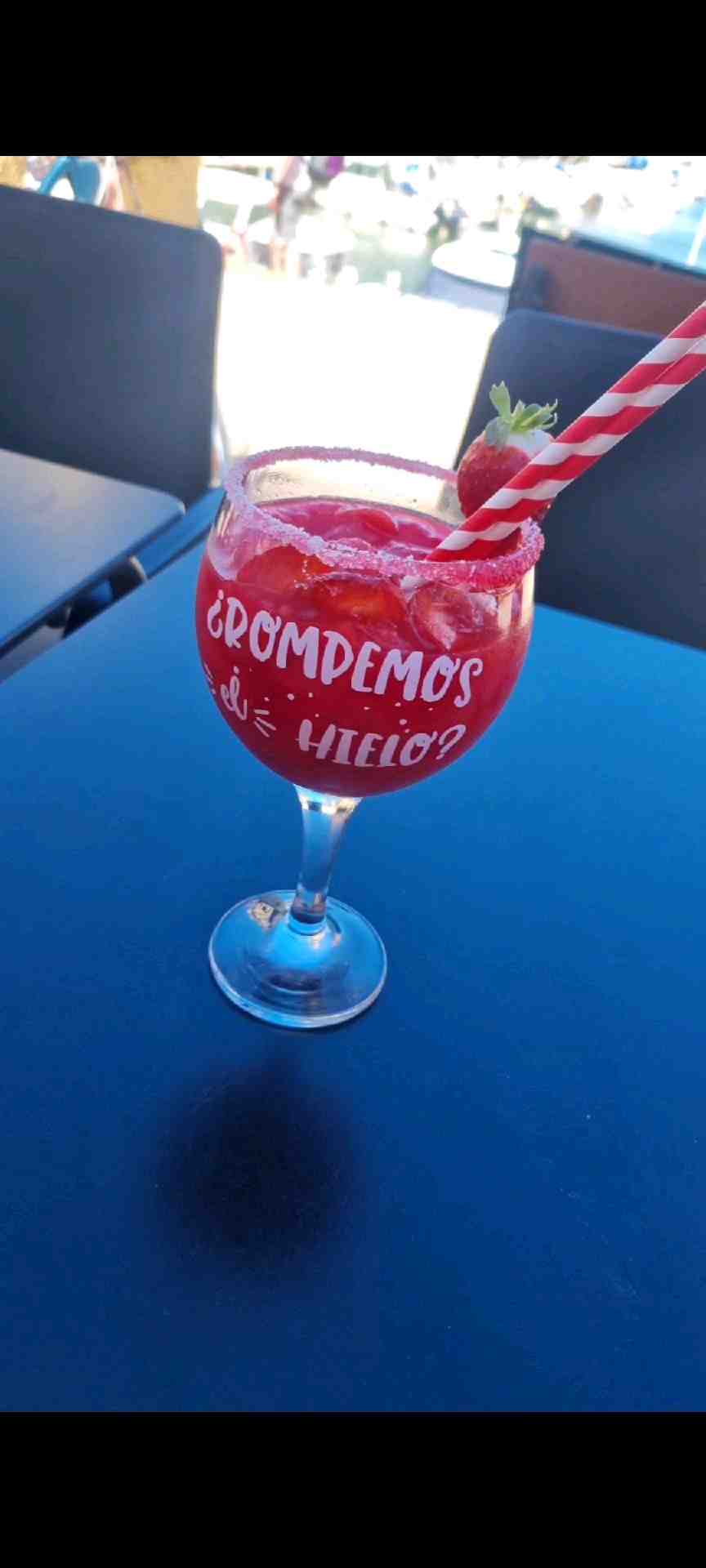 Community photo of a Frozen Strawberry Daiquiri cocktail: Mega zoet en grote stukken ijs terug te vinden. Omzich een prima cocktail, maar niet heel bijzonder. ~ Valencia