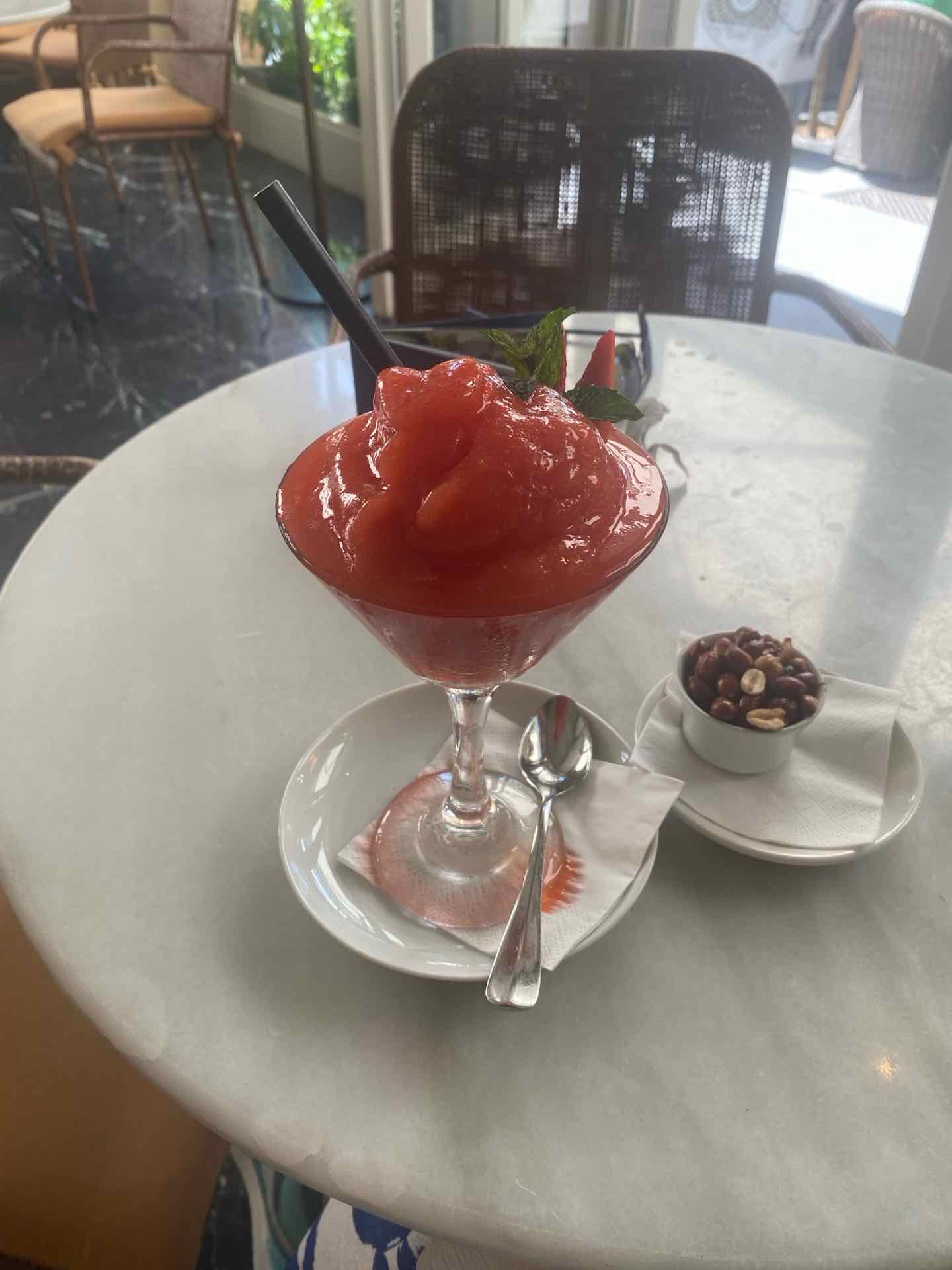 Community photo of a Frozen Strawberry Daiquiri cocktail: Een van de beste cocktails die ik tot nu toe heb gehad. Lekker op een warme dag en je proeft bijna geen alcohol!