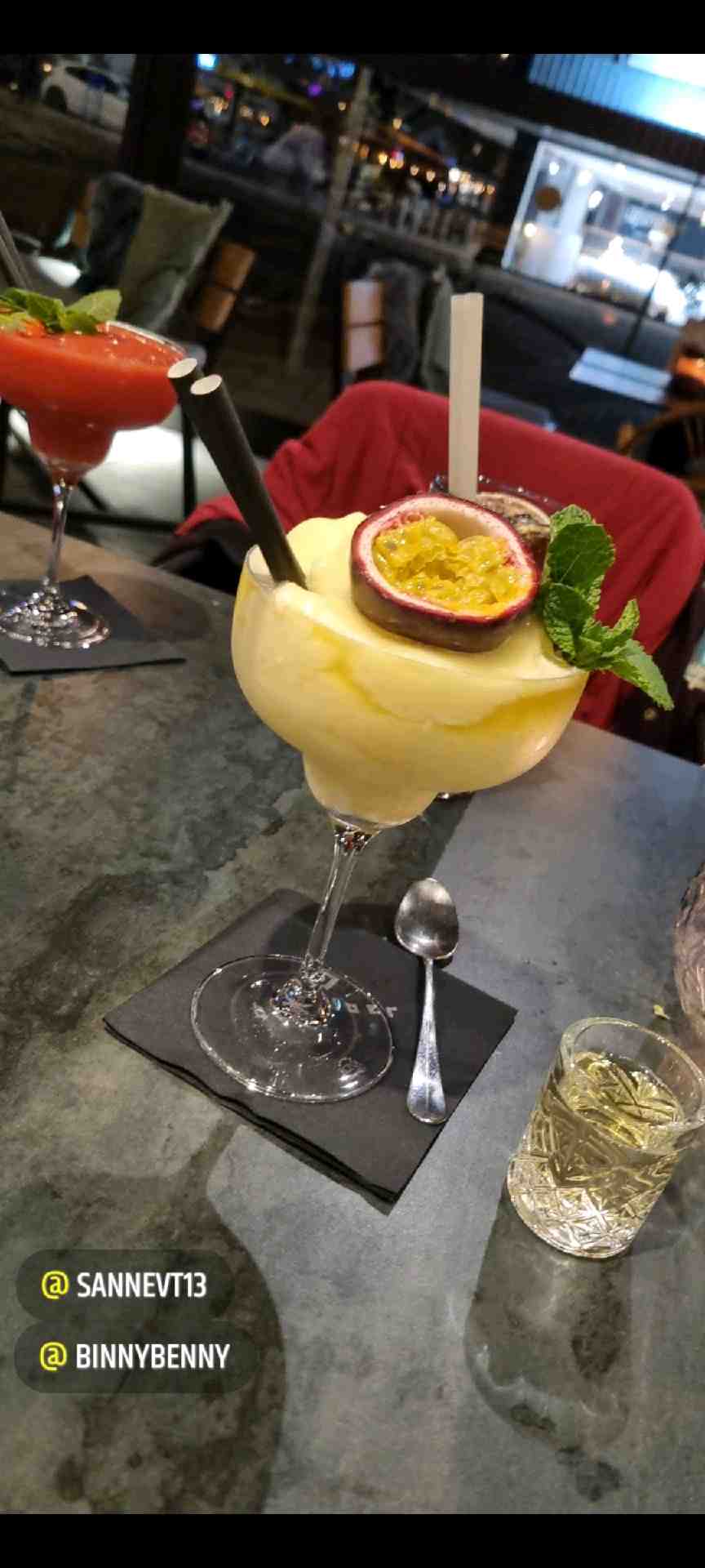 Community photo of a Frozen Pornstar Martini cocktail: Heerlijke cocktail! Nergens beter te krijgen. Avondje met Emma. ~ Brafoer Heemskerk