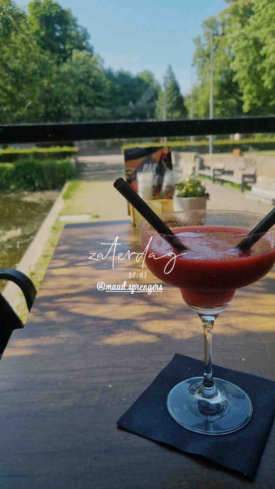 Community photo of a Frozen Strawberry Daiquiri cocktail: Dagje Brafoer met Maud. Heerlijke cocktail voor in de zomer, vrij koud. Jammer van de grote stukken ijs deze keer. Mega zoet. ~ Brafoer Beverwijk