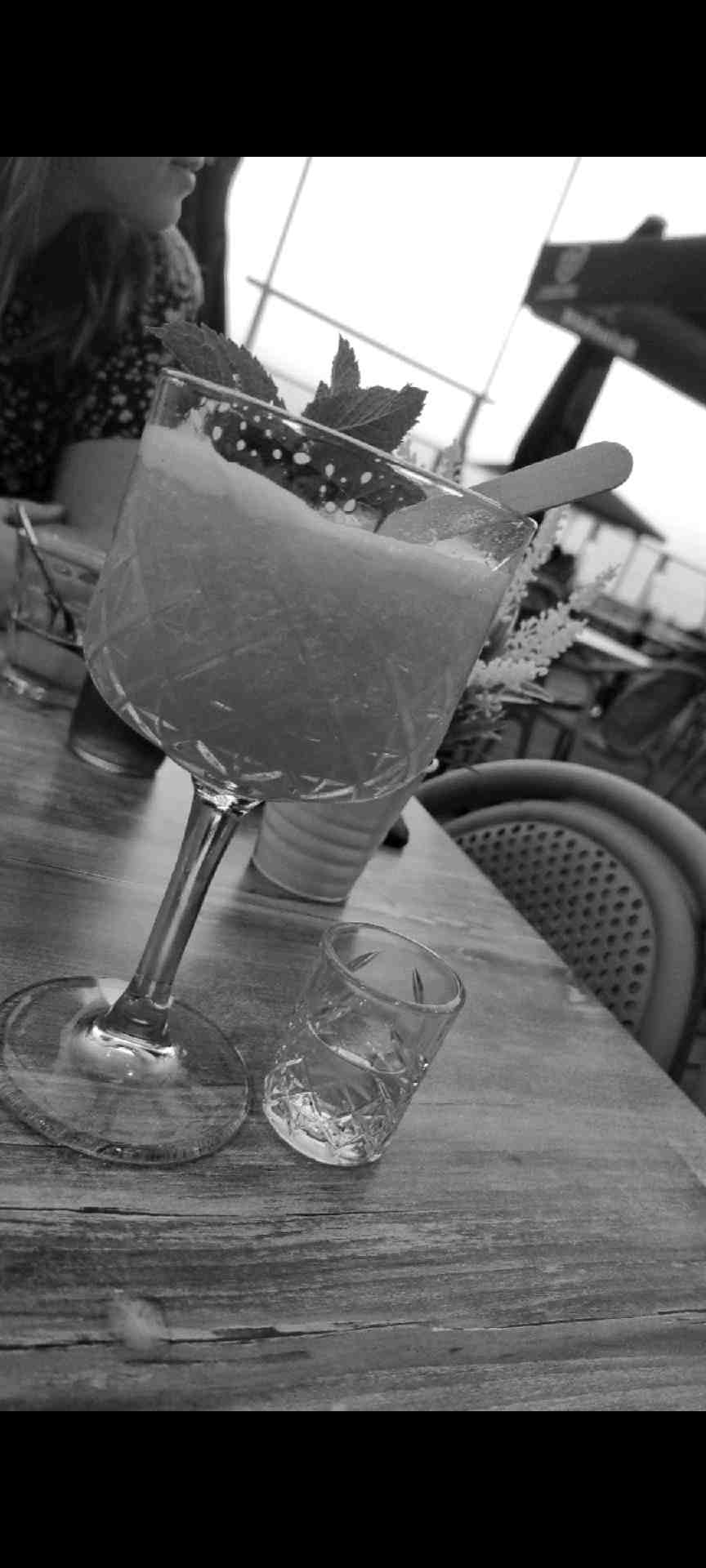 Community photo of a Frozen Pornstar Martini cocktail: Samen met Lieke, Vera en Stefan. Prima cocktail, niet veel alcohol. ~ Het Strandhuis