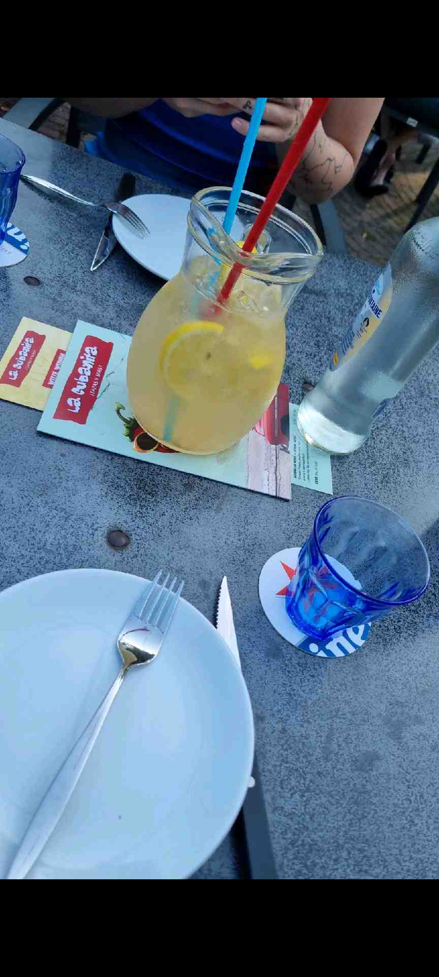 Community photo of a Elderflower Spritz cocktail: Pitcher tijd! Heerlijke cocktail! Samen met Sanne. ~ La Cubanita Beverwijk