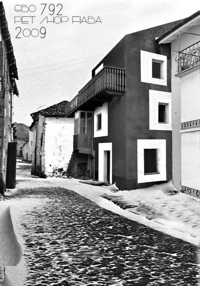 Caratteristica casetta storica con balcone sulla piazza