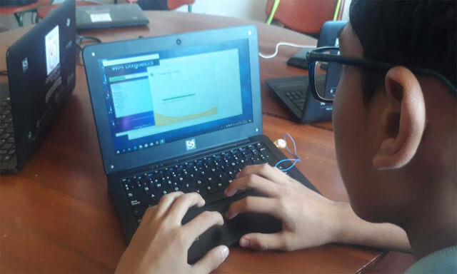 Alumno instalando microsoft office - TMEC