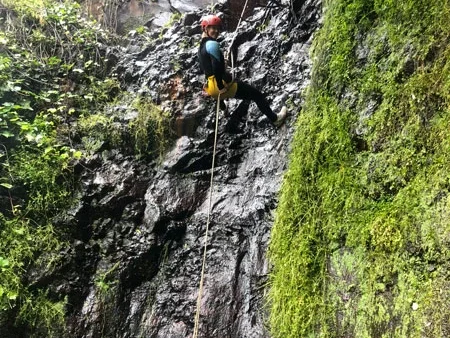 Descenso de barrancos por primera vez: qué llevar y qué esperar