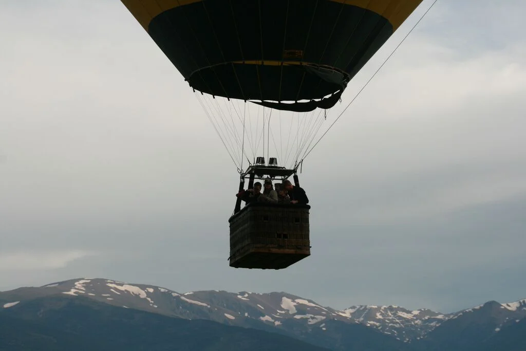 Vuelos en gobo paseos en globo entre los pirineos cerdana la cerdanya — Volar globo cadi