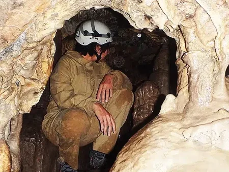 Espeleología en la cueva de la Sarsa en Valencia