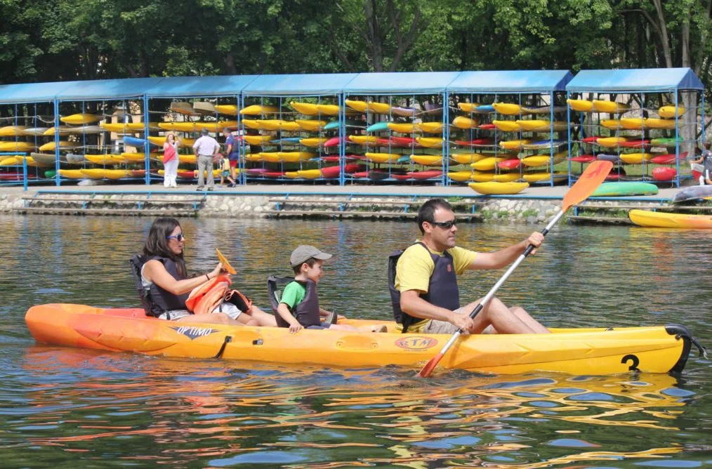 Piraguismo en el canal olimpico del segre — Piragua familiar