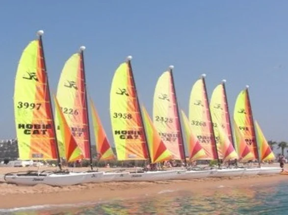 Curso de catamaran — Navegar catamaran costabrava