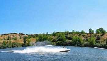 Motos de agua en Los Ángeles de San Rafael, Segovia