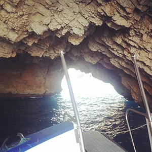 Salida en barco. Cuevas, La Foradada, Calas y Baño.