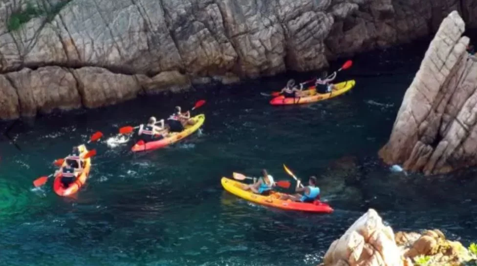 Excursion kayak snorkel ruta de las cuevas — 2 kayak costa brava