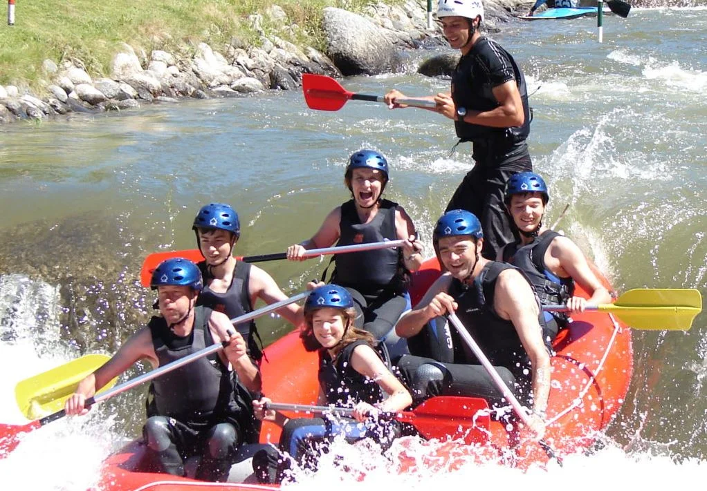 Guía completa sobre Aguas Bravas: rafting, kayak y más