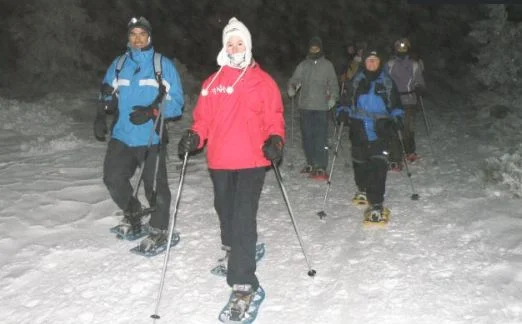 Raquetas de nieve noche y estrellas con raquetas — Raquetasnieve atardecer