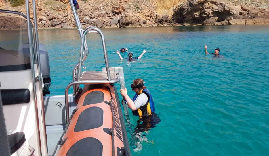 Snorkel con lancha en la reserva marina — Actividad acuatica menorca baleares costa norte
